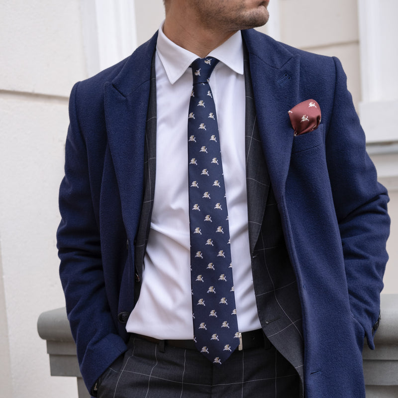 Rinkinys | Tamsiai mėlyno kaklaraiščio su baltu Vyčiu ir Kišeninės nosinaitės
